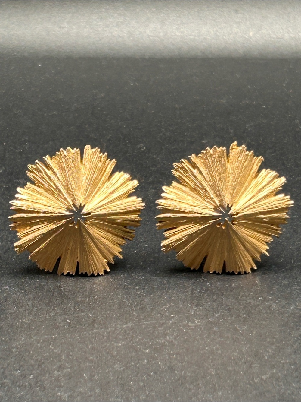 VTG Crown Trifari Gold Floral Burst Stud Clip Earrings - Picture 6 of 7